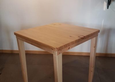 Mesa cuadrada de carpintería